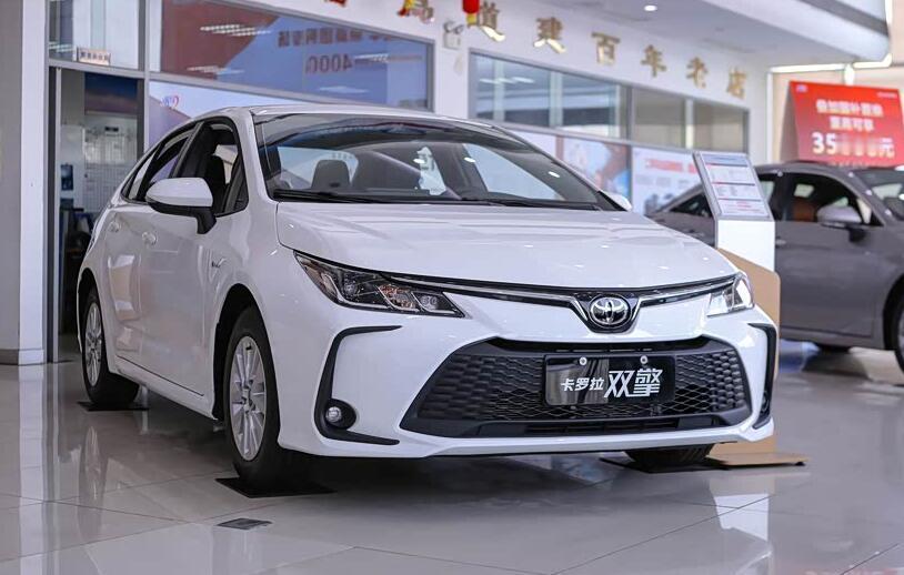 刚去4S店把2026款卡罗拉开了一圈，聊点真实的感受。
先说动力。试驾的是1.8