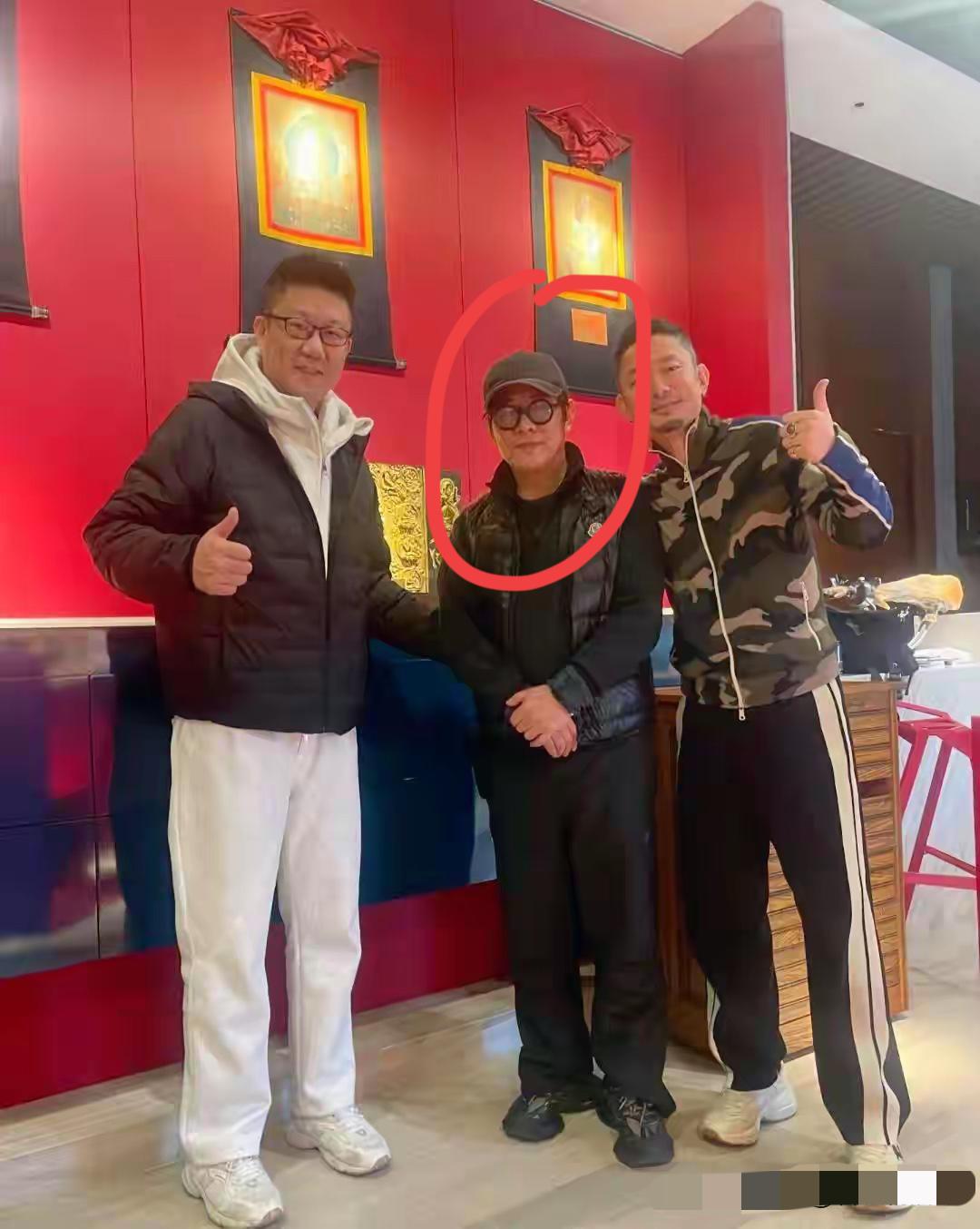 中间这位大佬是谁？经常在电视上看到他