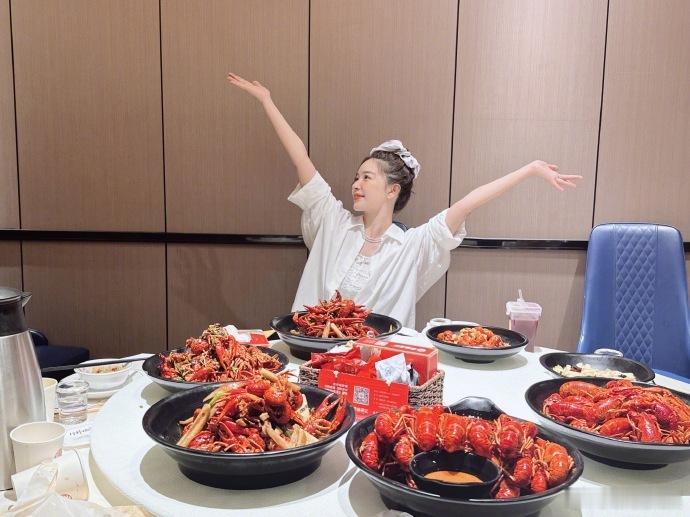 #阚清子晒一桌小龙虾##阚清子确实是胖了但快乐至上# 阚清子晒出美味小龙虾，胖了