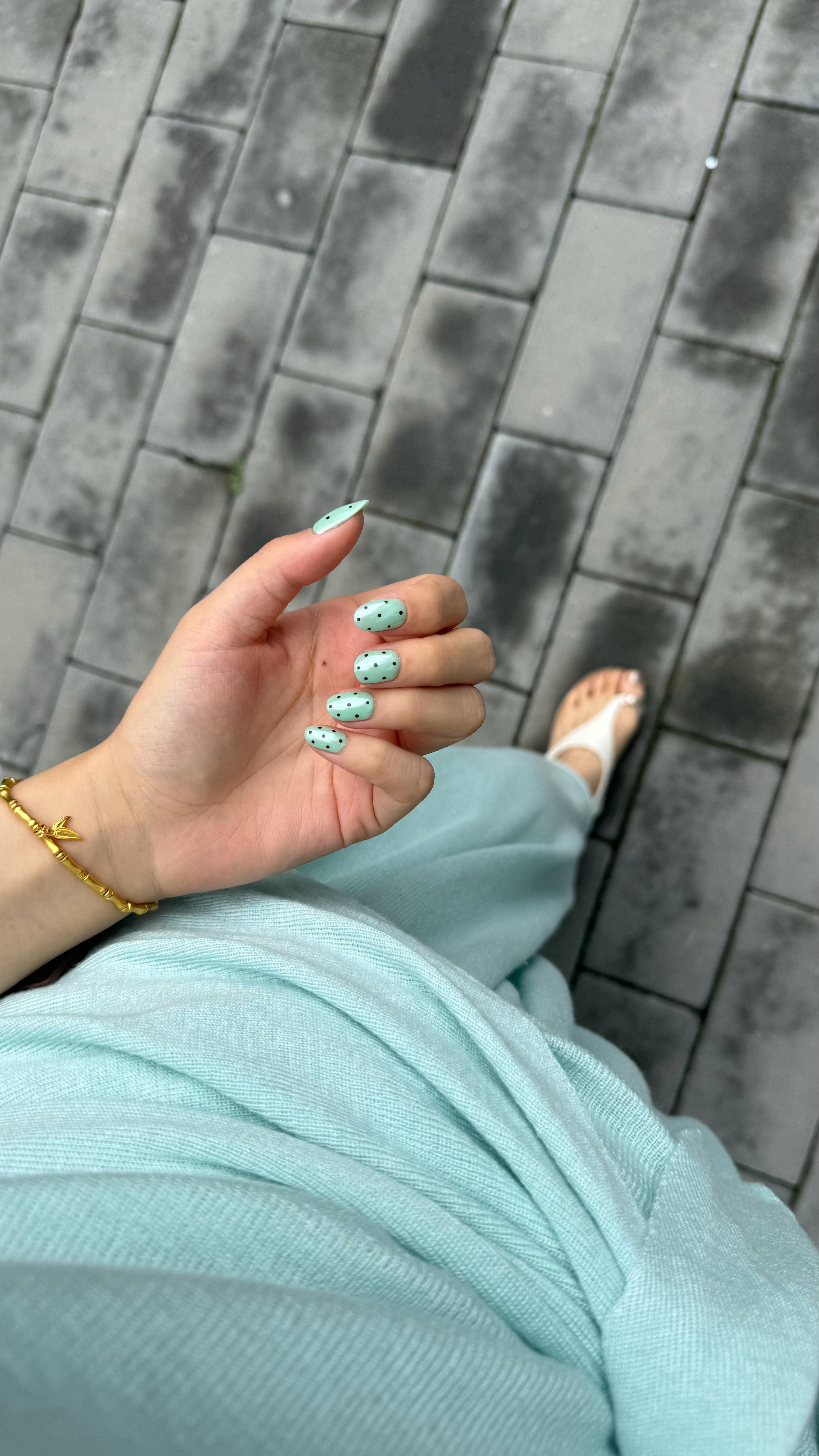 做了个跟衣服颜色一样的指甲