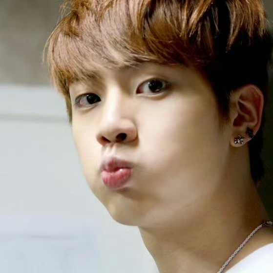 腮帮子鼓鼓的侧面视角看上去更圆了 戳不到栗子巧克力球我在屏幕前急的抓耳挠腮