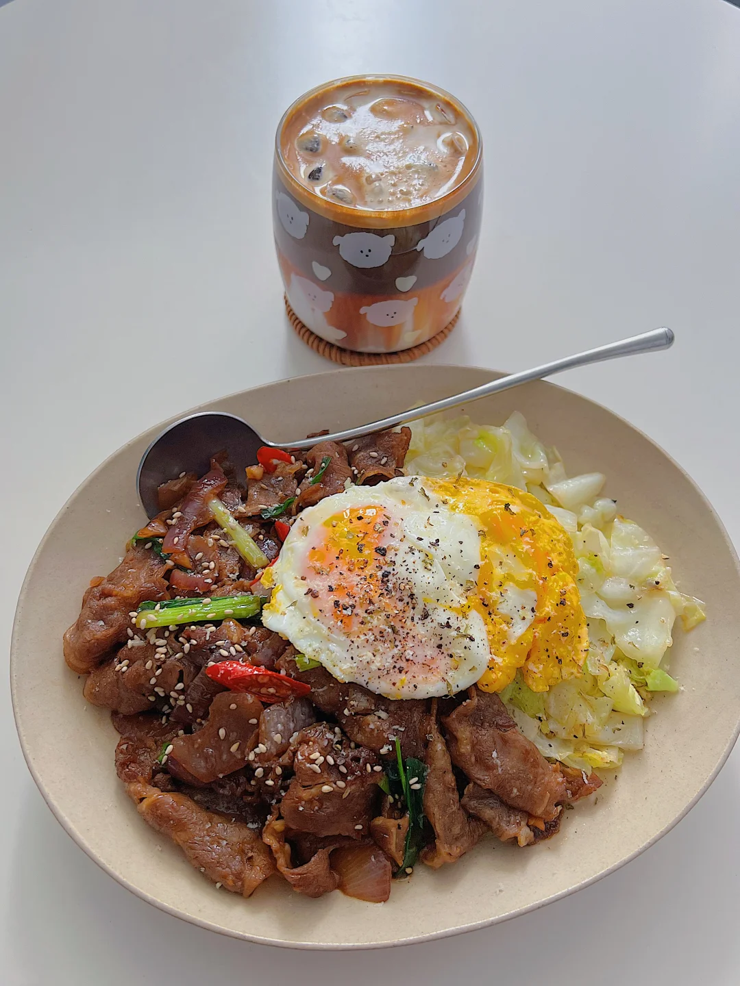 普通人吃的减脂餐-洋葱肥牛包菜盖饭🍱