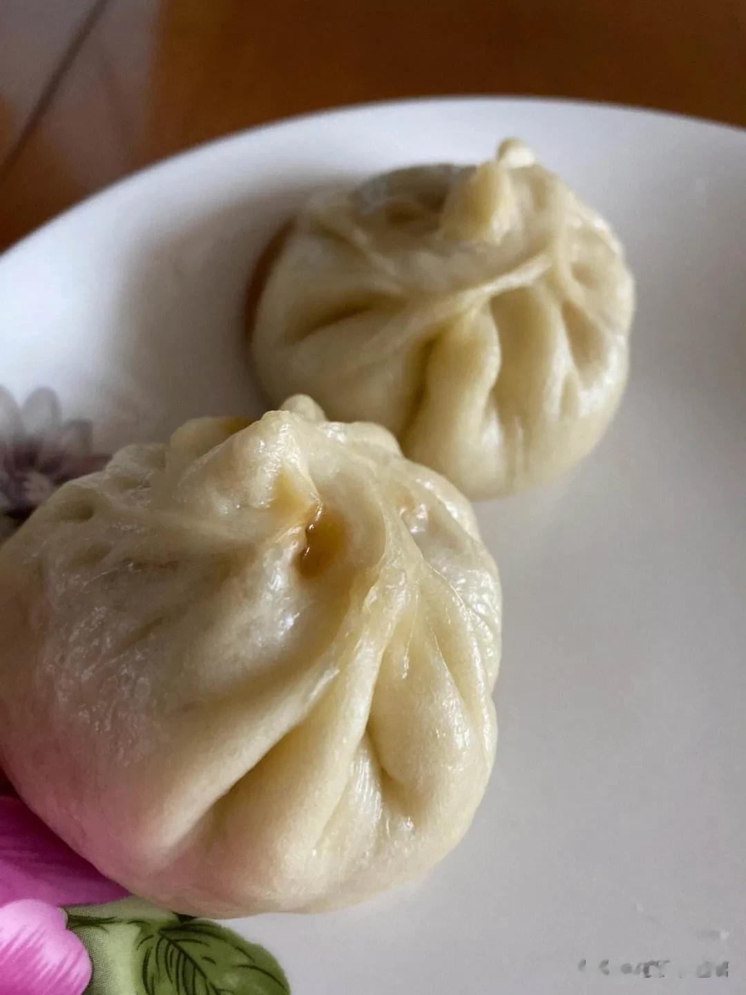 #秋日生活打卡季# 
#我家餐桌入秋了# 
包子就像是一个小小的宇宙，外面是白色