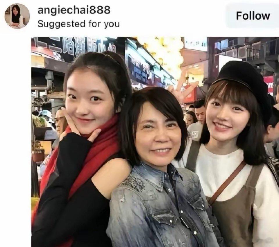 孙千与台湾偶像剧教母柴智屏多年前合影，孙千娇俏鬼马，很有灵气，在同期发展的女星中