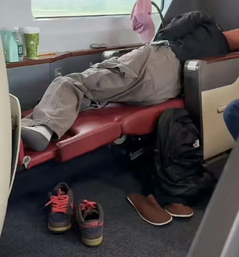疑似赖伟明车厢脱鞋被吐槽目前仅有网传画面，缺乏完整实锤证据，不应直接定性指责，理