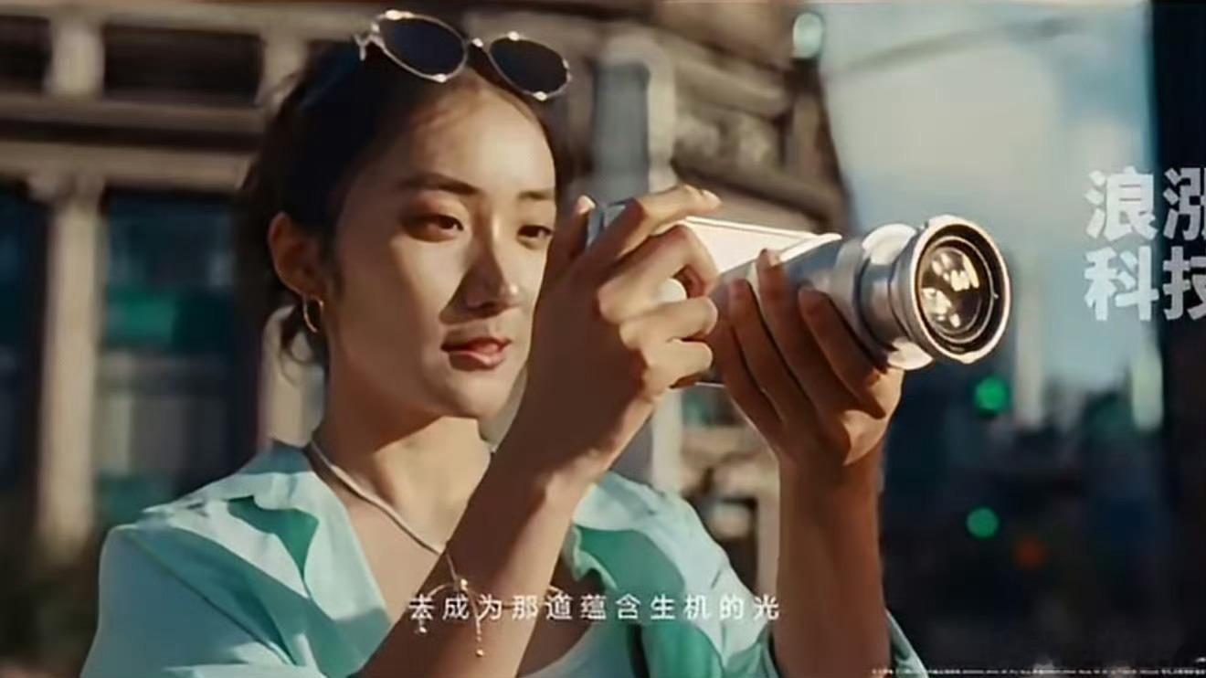 手机影像卷到现在，传感器和镜头都快塞不下了，再硬堆只会让机身又厚又重。睿影Z10
