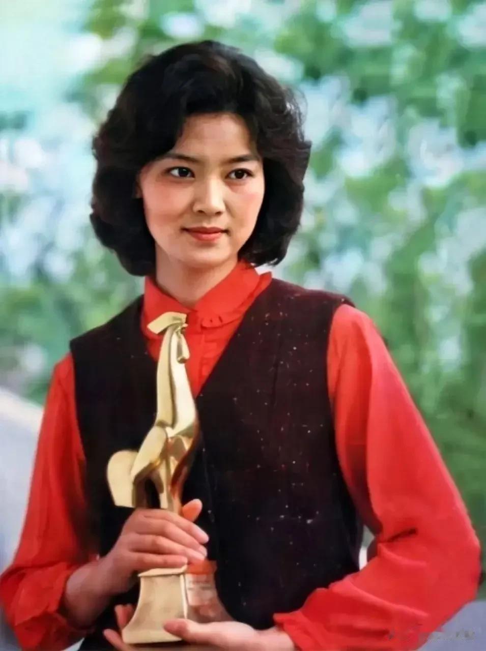 真是没想到功夫皇帝李连杰和潘虹老师竟然有交集，据悉1983年，潘虹凭借电影《人到