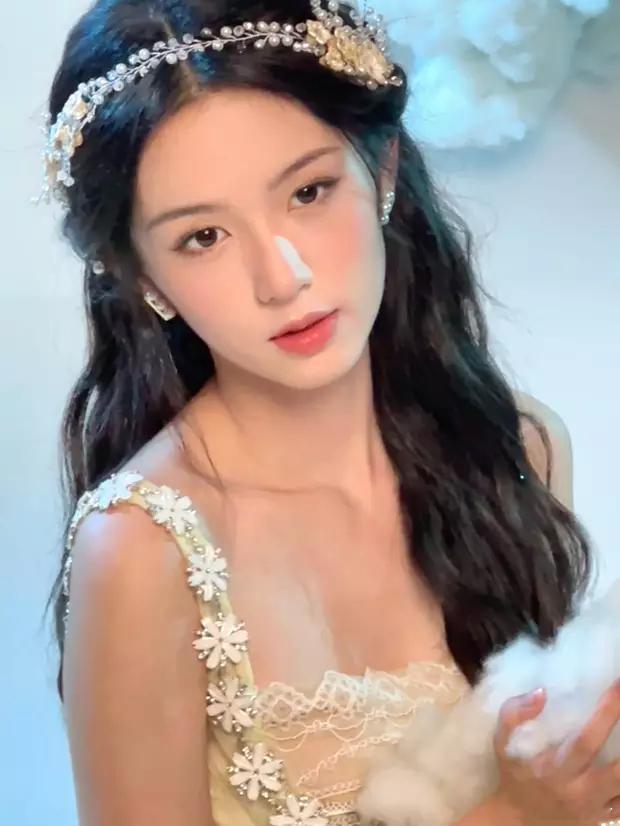 周也的样貌简直挑不出来任何问题。 ​​​