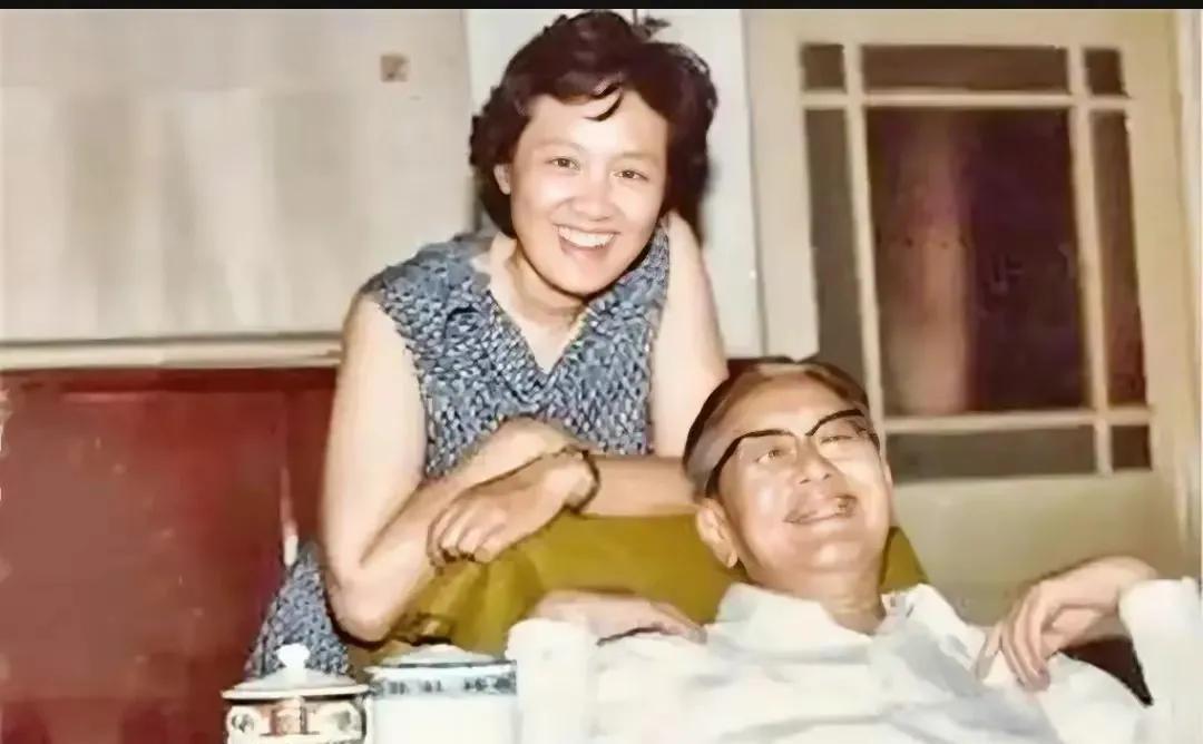 1973年，新婚不久的乔冠华和章含之，二人笑容满面，看来彼此都很满意。

春日的