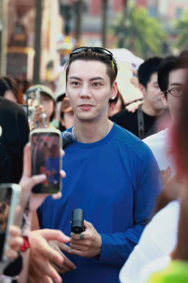 陈伟霆看见开始上水果天塌了九门九门剧组聚餐直播太欢乐，陈伟霆满心期待还有硬菜，结