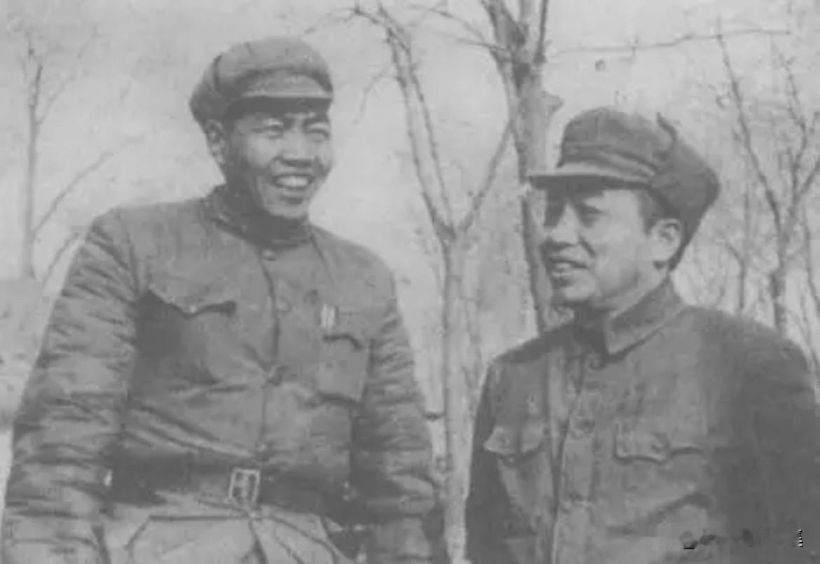 1949年初，西北战场，第一野战军司令员彭德怀与副司令员张宗逊并肩作战的瞬间。