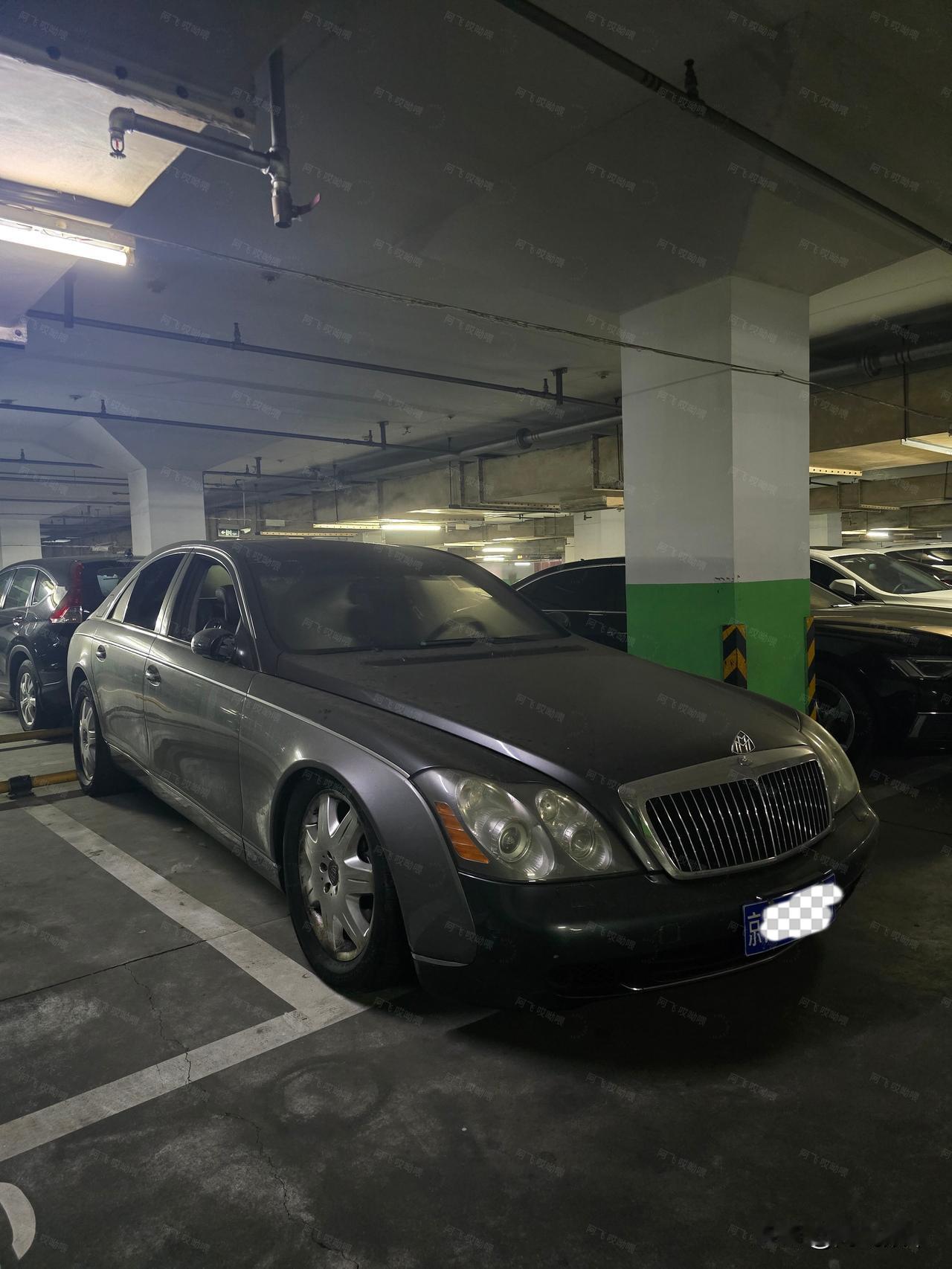 北京偶遇一辆被遗忘的迈巴赫57！
窗户大开，一看走的挺匆忙啊？有人说车主换理想了