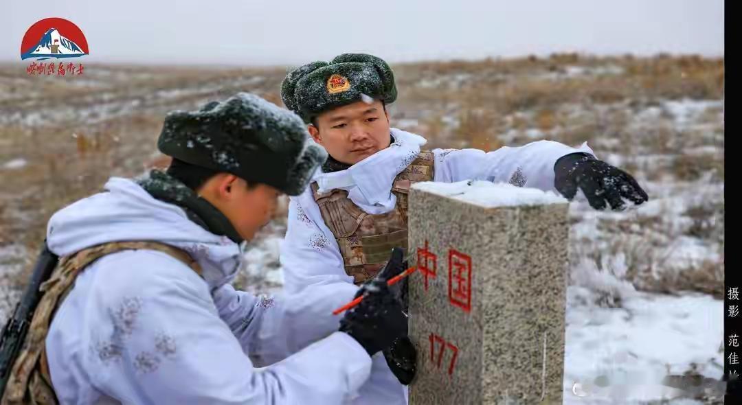 炽热的守护！边防战士风雪中巡逻

在那片荒凉而又壮丽的边境线上，有这样一群人，他