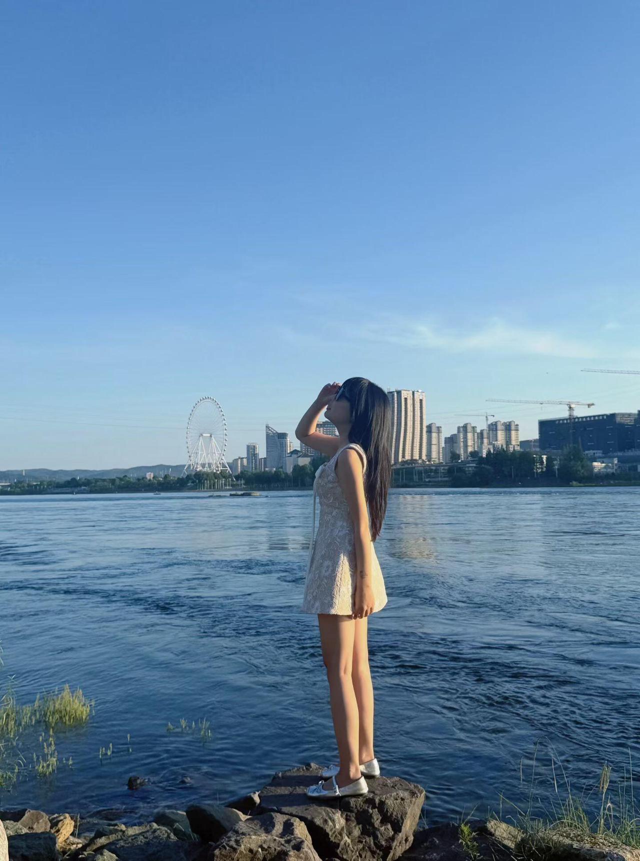 发现没有，
真的有夫妻，
一天一个电话没有，

微信也不发一条。
下班各回各家，