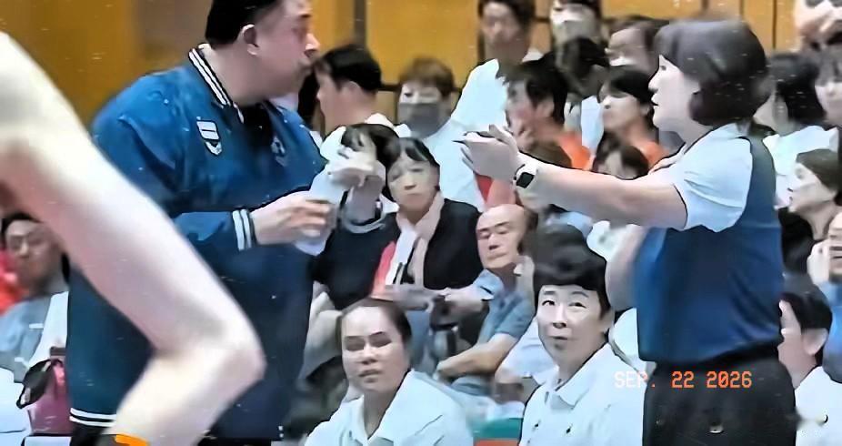 一百个不服气，不服输，为什么呀？
中国女排亚锦赛惜败泰国队，当时这个泰国教练，哭