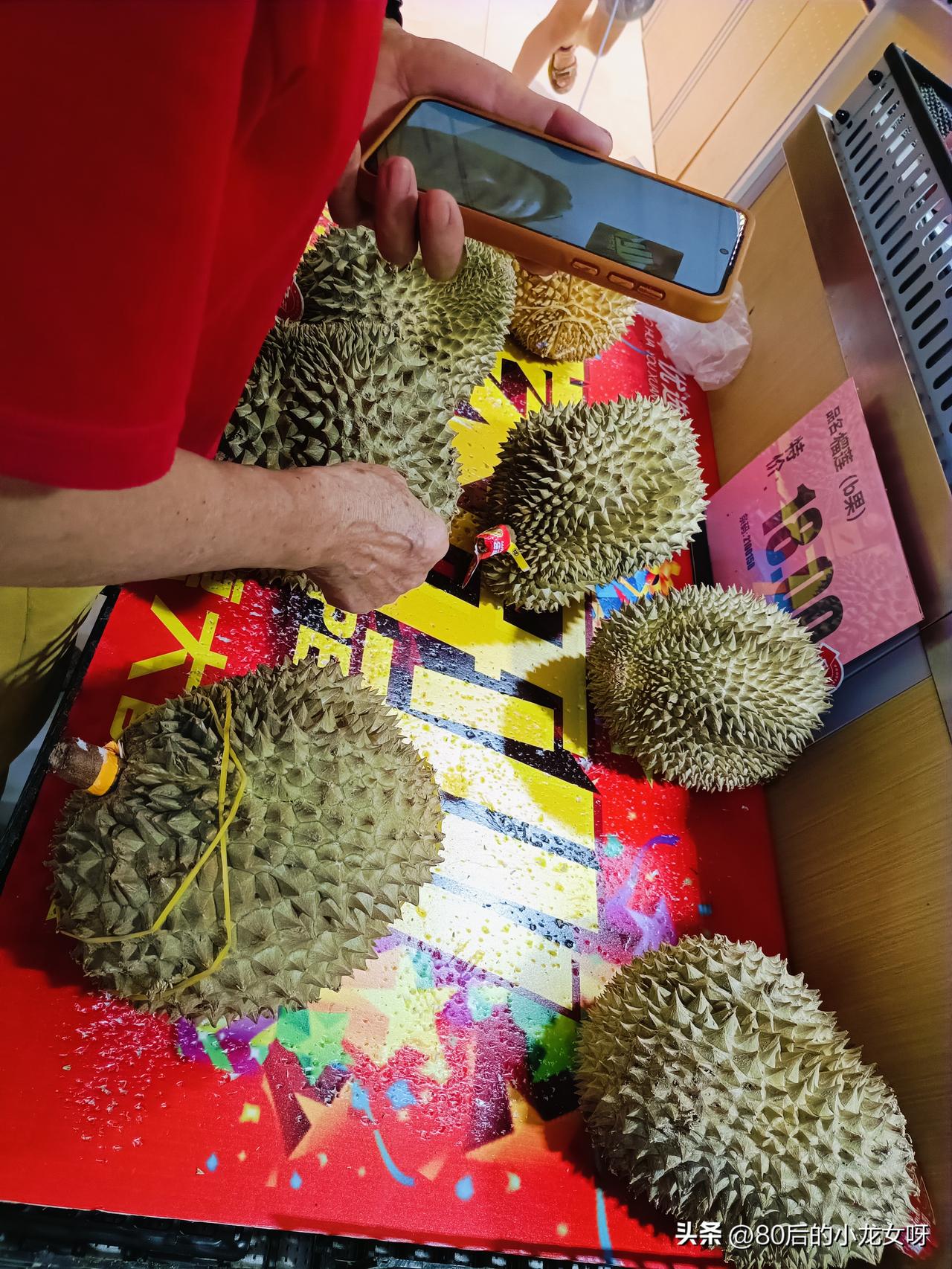 老公，我想吃榴莲。

你们猜猜她老公怎么回复的😂。