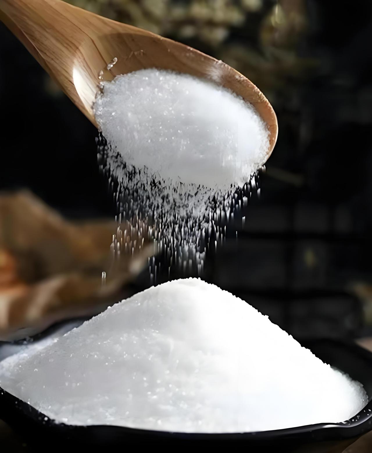 没想到，每天入口的食盐，竟有如此多的妙用
一、厨房清洁

1. 菜板发黑有异味：