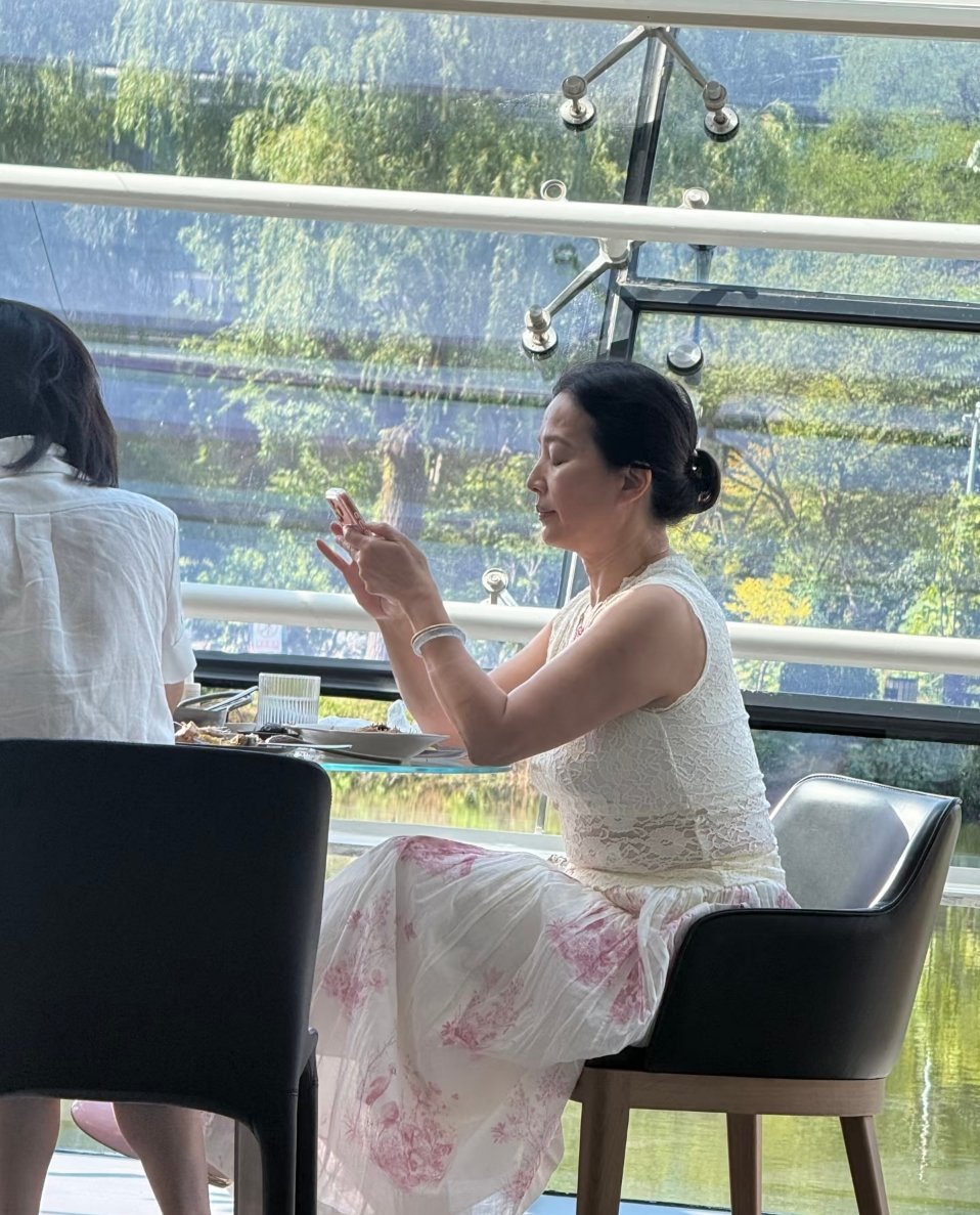 餐厅偶遇刘亦菲妈妈刘亦菲妈妈67岁状态 网友餐厅偶遇刘亦菲妈妈，好优雅啊！ ​​