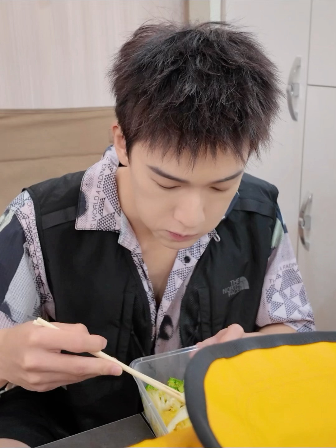 李昀锐航海日live，吃🥦吃的好香啊 ​​​