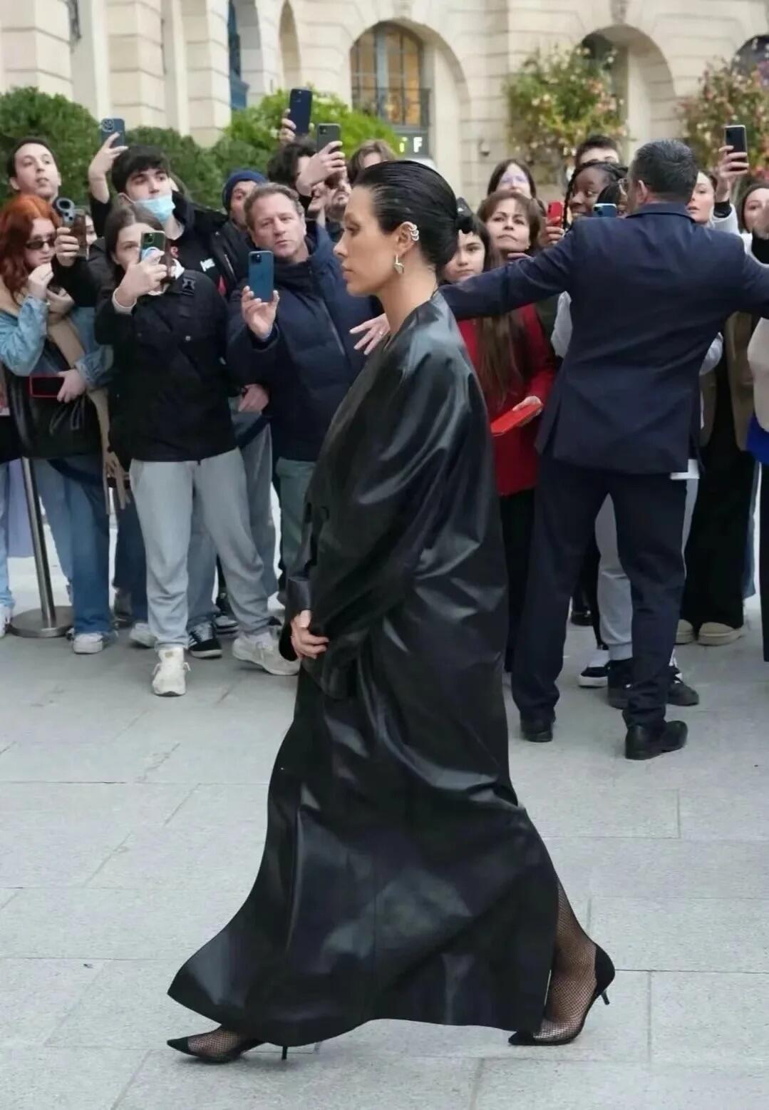 侃爷夫妇参加活动竟然穿雨衣，这样比较暖？ 