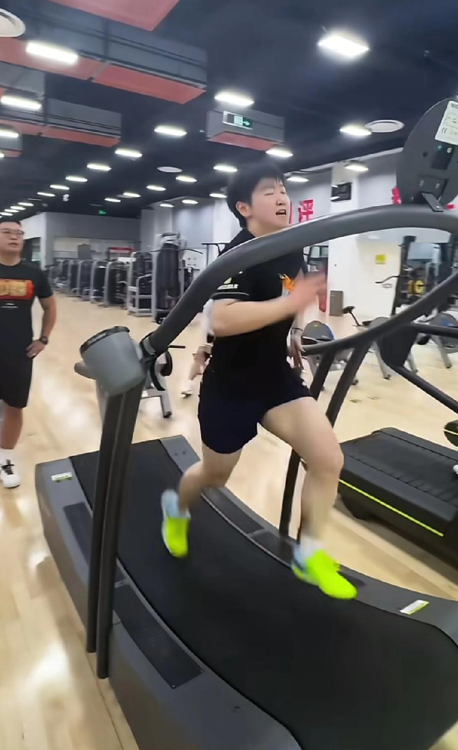 有人只看到她功成名就的风光，却不知道她背后付出了多少的心血和日夜的努力，才能成为