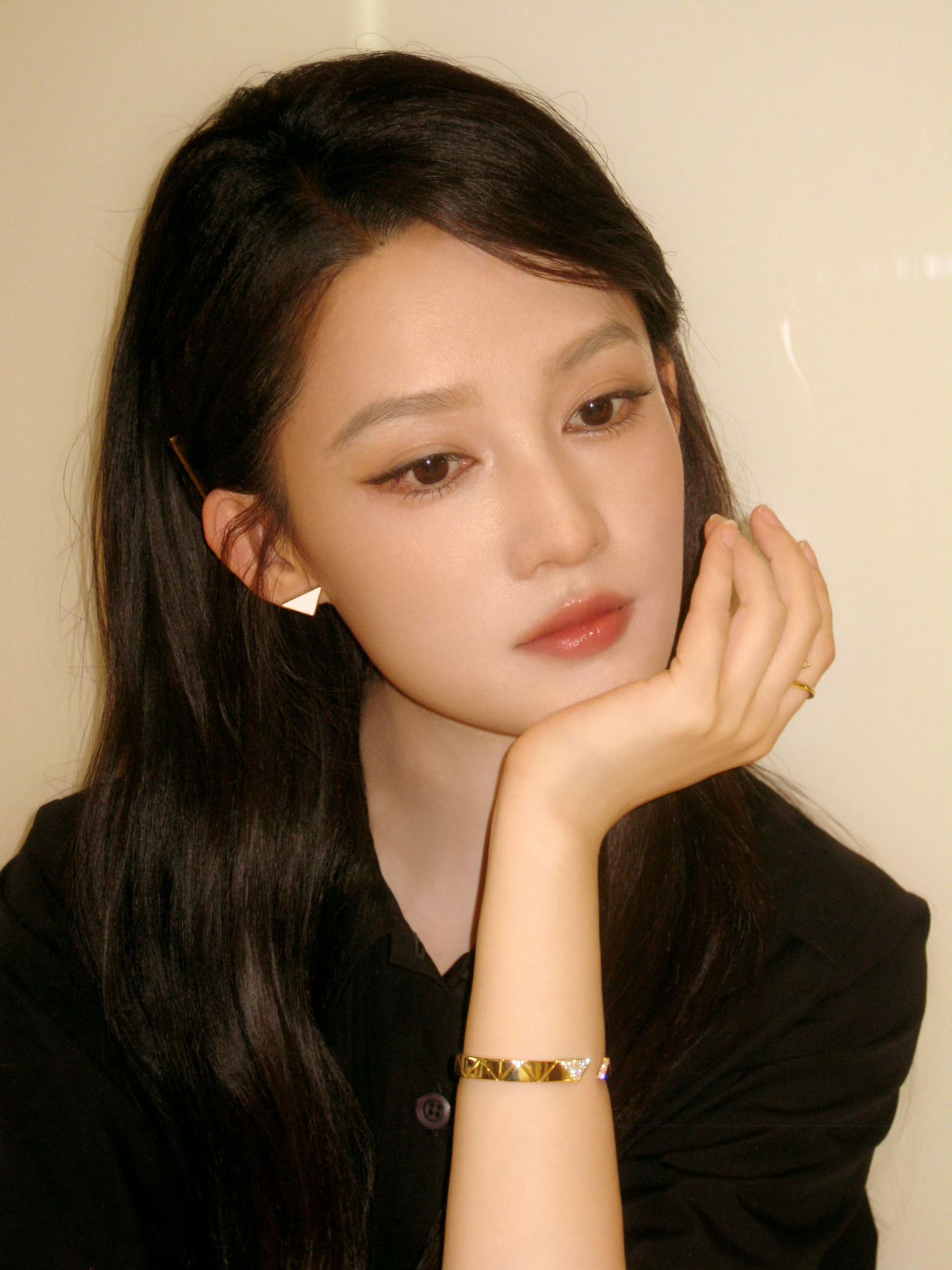 李沁Prada贵气千金李沁Prada港圈大小姐驾到线下亮相的李沁颜值状态惊艳众人
