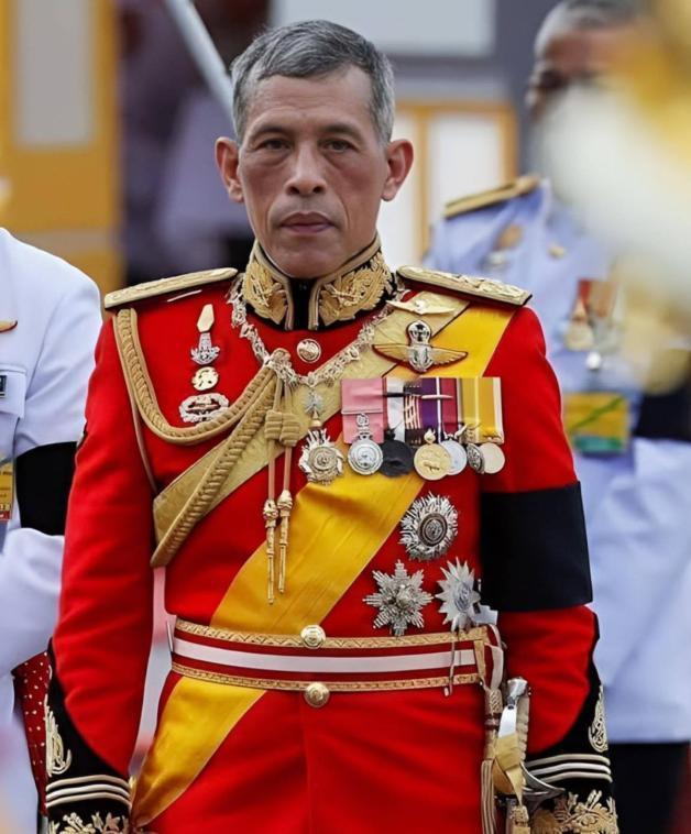 76岁的英国国王查尔斯三世精简王室后，依旧被民众指责花费巨大，73岁的泰国玛哈·