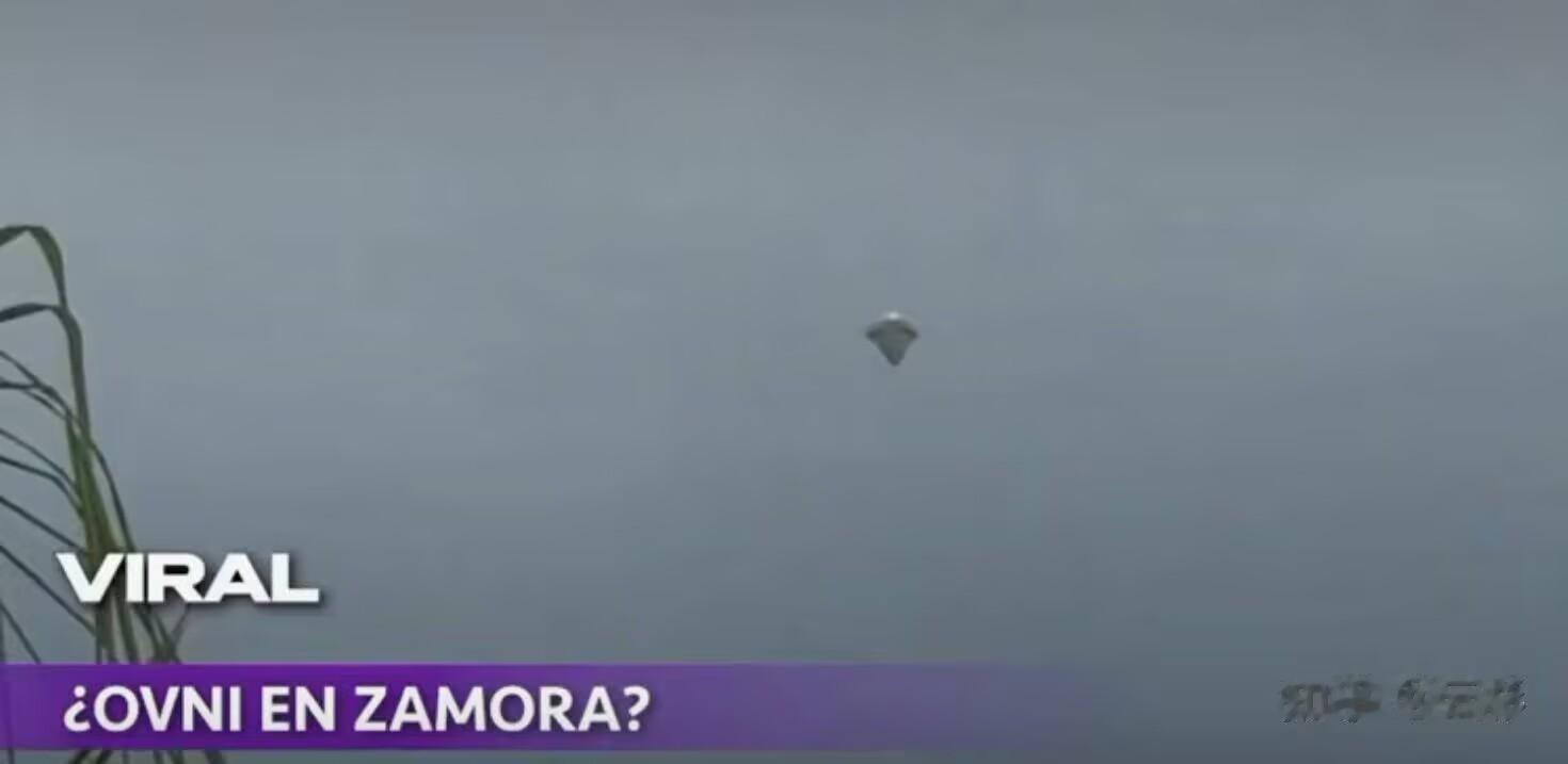 UFO高速飞过墨西哥城上空飞行员和市民都拍到了，还跟飞机同框了一秒？我先不乱猜，