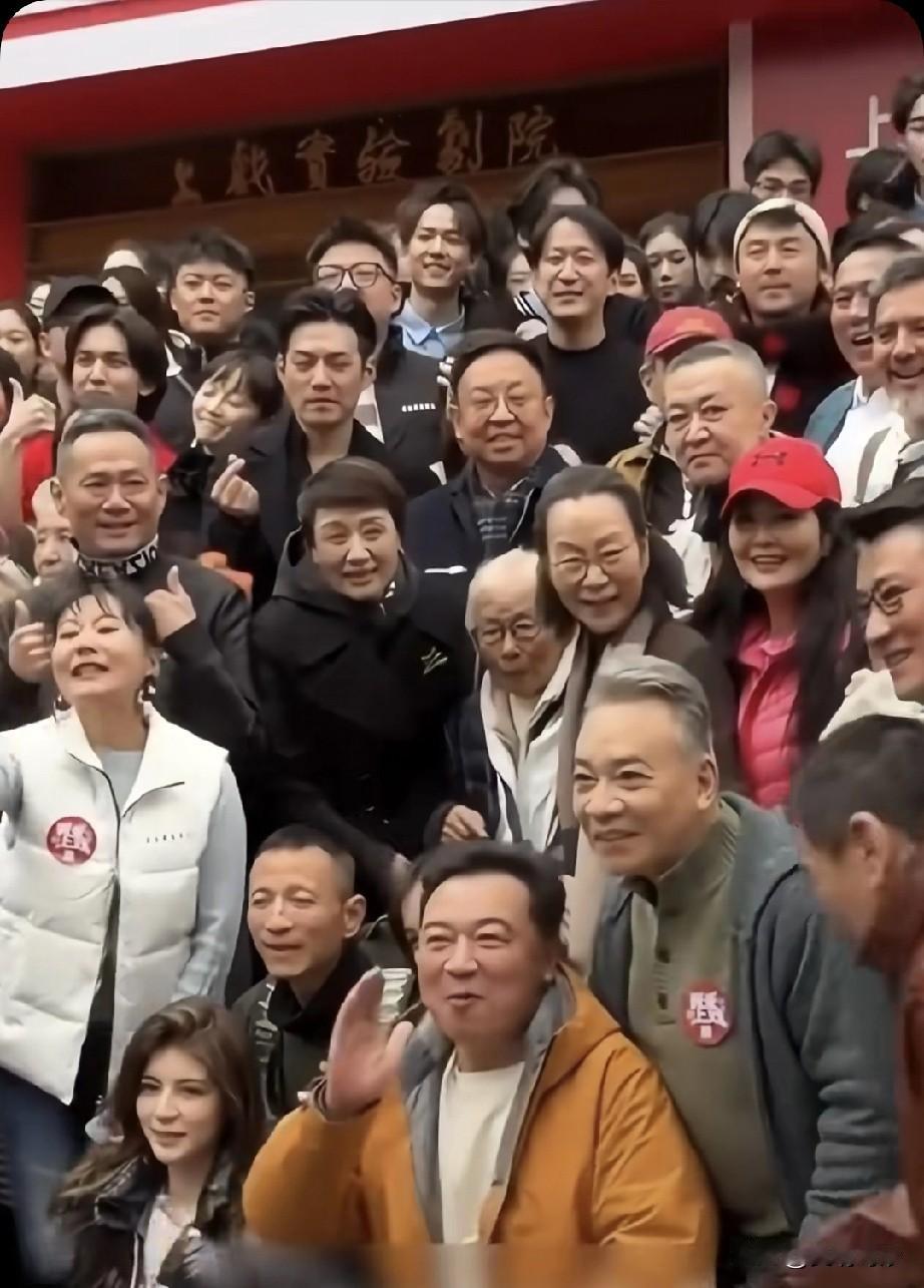 奚美娟周野芒校庆同框破风波，网络谣言何时休？
 
2025年12月1日上海戏曲学