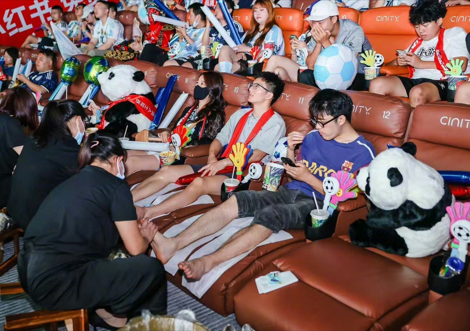 比川剧先变脸的是看球赛的我球赛遇上非遗应援 上一秒为进球蹦起来，下一秒因失球垮起