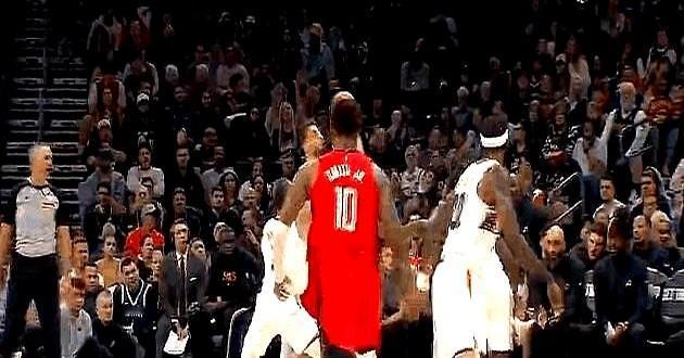 小史密斯这一扣，简直是年度十佳预定！
申京在弧顶送出他赛季新高的8次助攻，他跟小