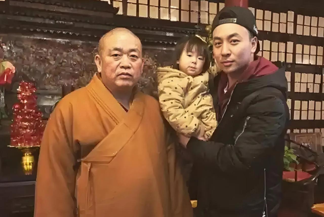 刚查了一下，

万万没想到，

释永信出事，第一个出来发声的居然是释小龙。

他