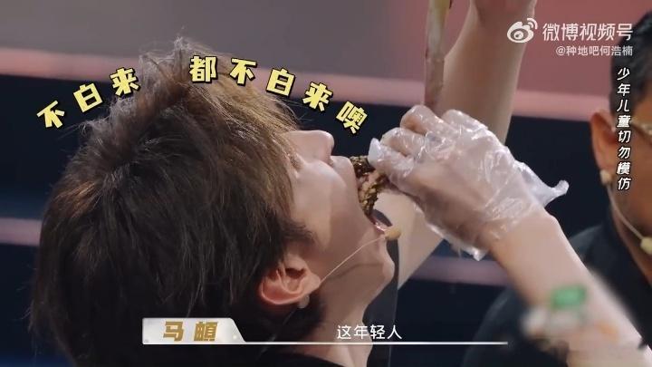 他啃肋排那手不松劲，另一手还比划“这多大”给镜头——对自己胃是明牌挑衅，对香是全