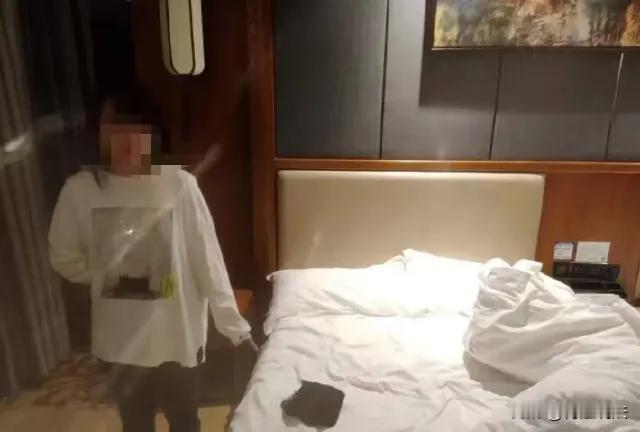 四川，一小学文化、有过前科的中年女子，突然想赚快钱，于是在出租屋里交易，单次15