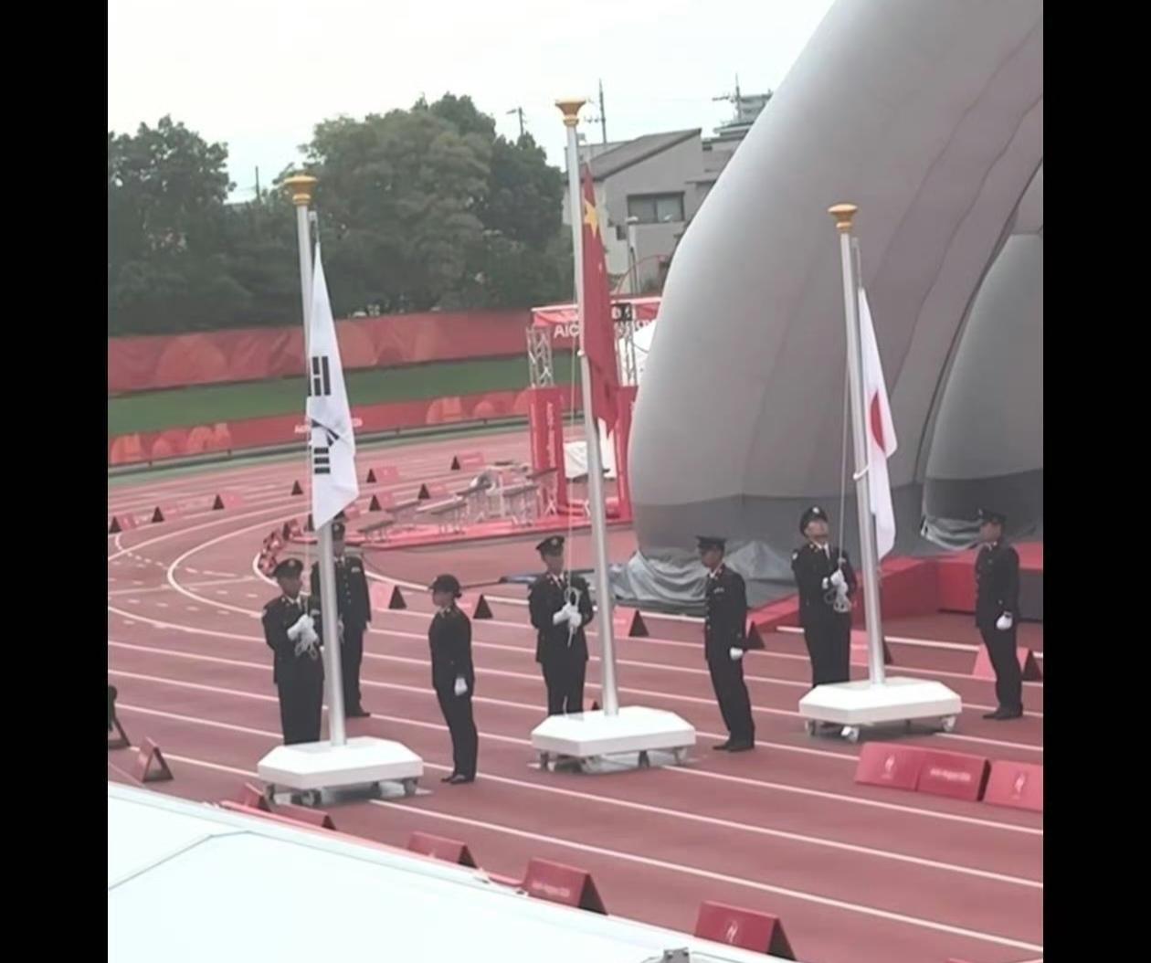 日本把亚运会办成这样了？升旗采用带滚轮的移动式旗杆，高度就两人高，三根旗杆各自安
