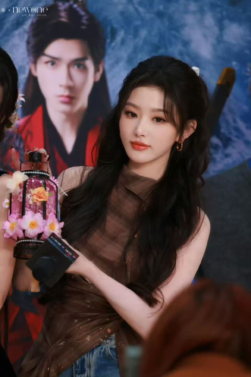 杨雨潼孔雪儿花花相惜 扫楼看得大饱眼福！杨雨潼孔雪儿美萌脸同框，《暗河传》小鹤花
