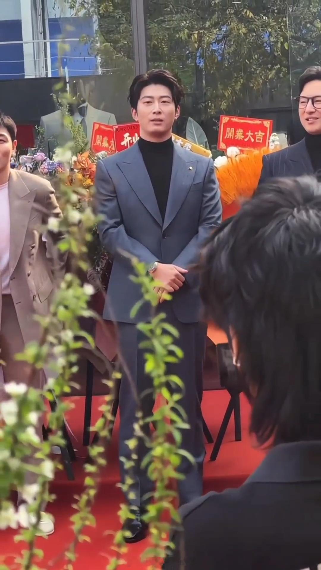 窦骁还戴着婚戒窦骁戴婚戒参加活动 窦骁还戴着婚戒 ​​​