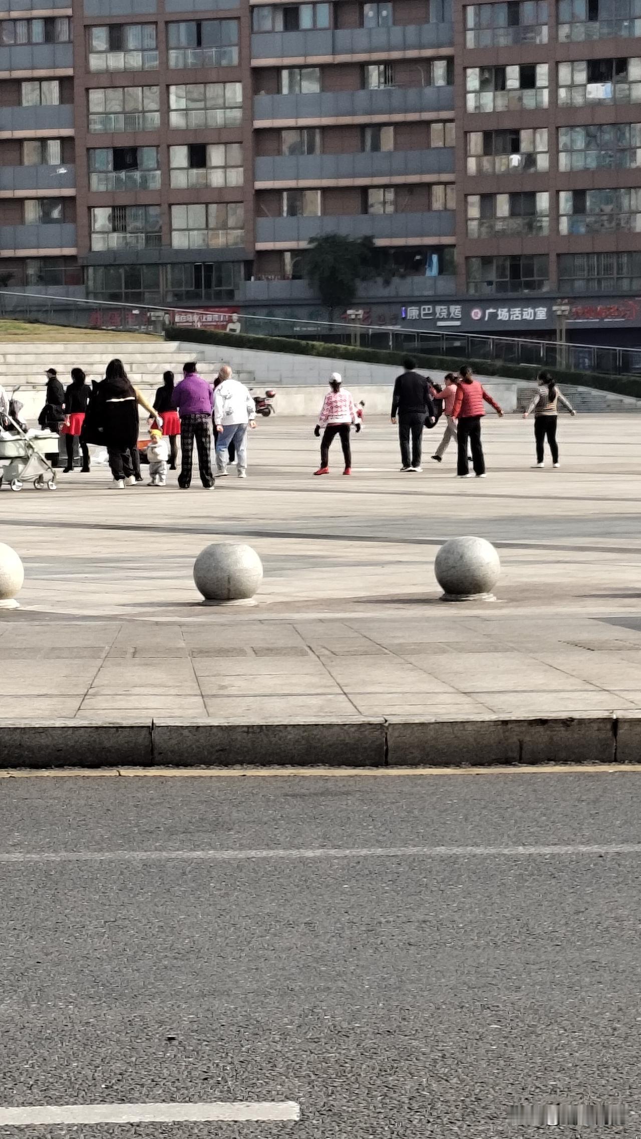 高坪区安汉广场白天晚上居然都有跳广场舞的，分贝都高，刺耳好打扰休息。