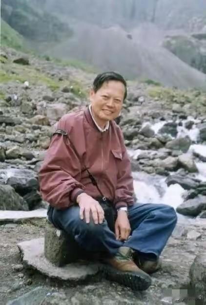 杨振宁先生拍摄这张照片的时候，岁数还不是很大，感觉也就是60多岁的样子，身体状态