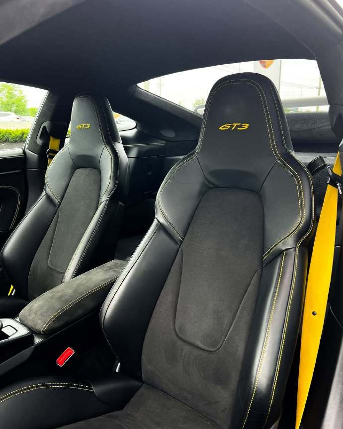 保时捷911 GT3粉笔白配色太绝了！510马力高转自吸+3.4秒破百，标志性大