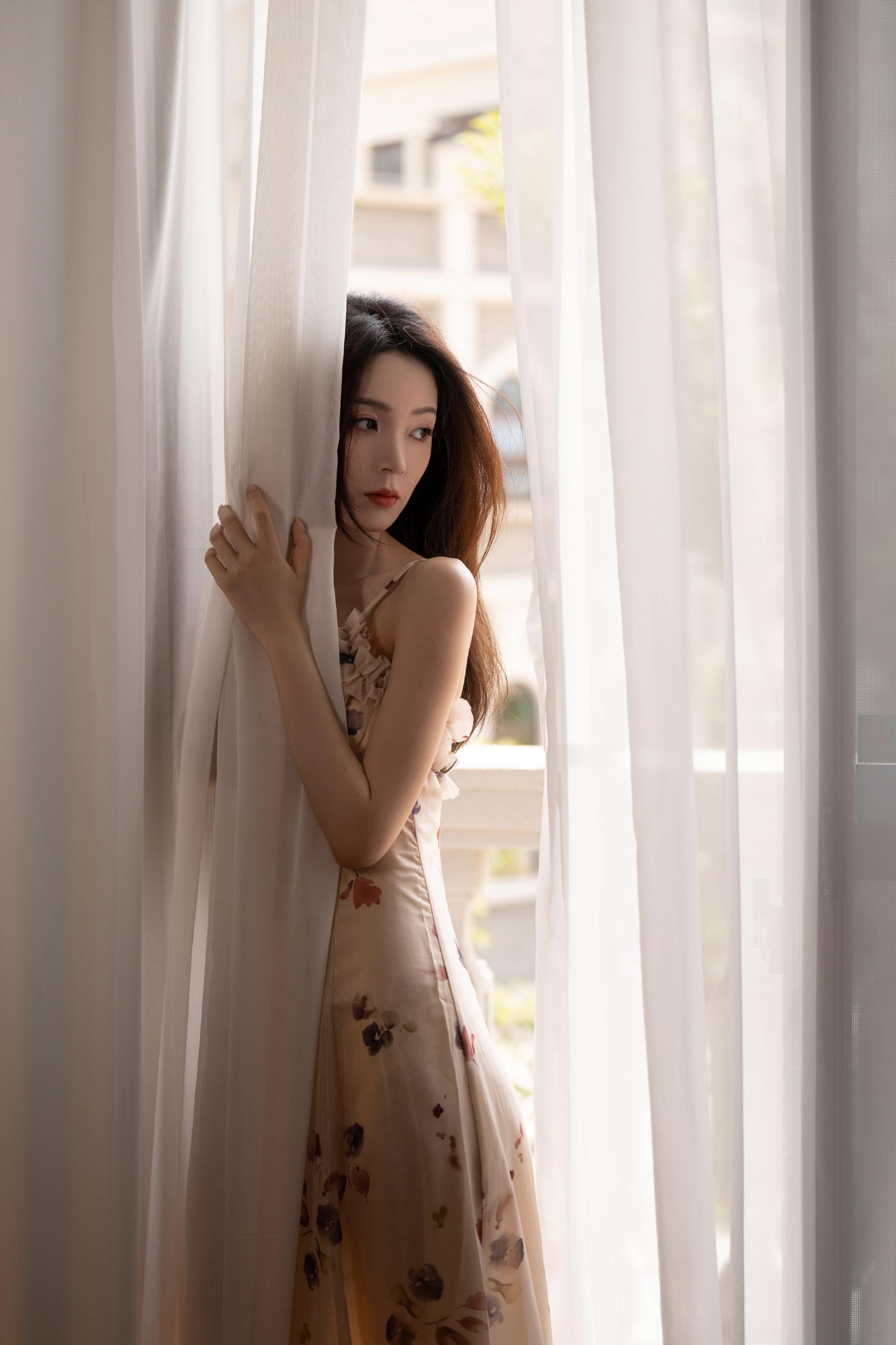 陈瑶夏日碎花裙，释放浪漫格调 ​​​