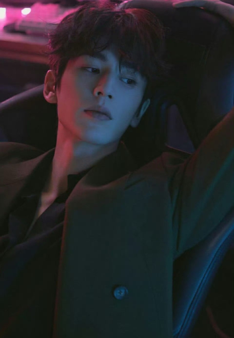 张凌赫星光大赏妆造，好权威的一张脸！侧颜太优秀了！ 