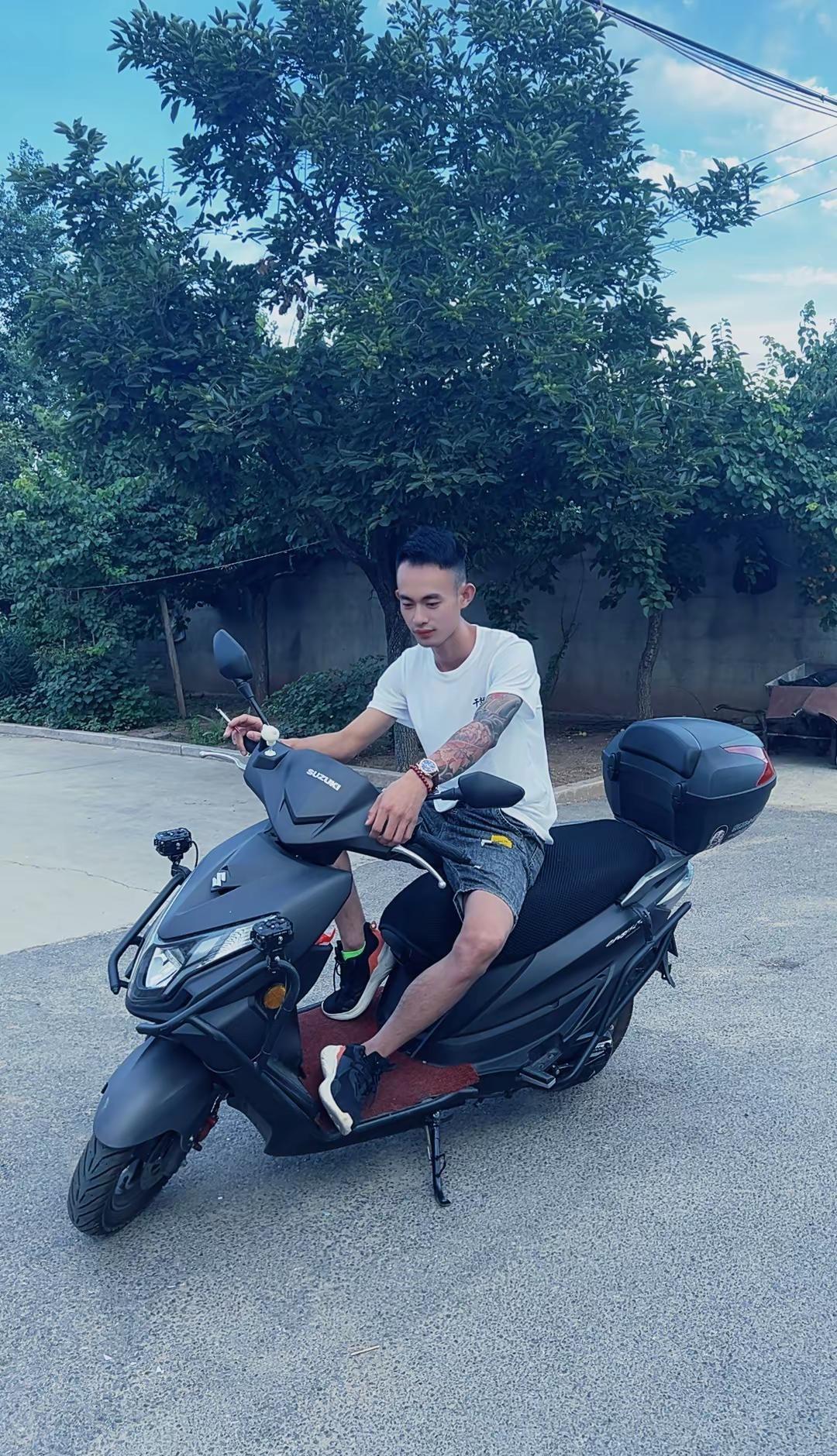 无奈，是一个很心酸的词，它代表了所以的一言难尽……开上摩托就是帅气 开摩托车的生