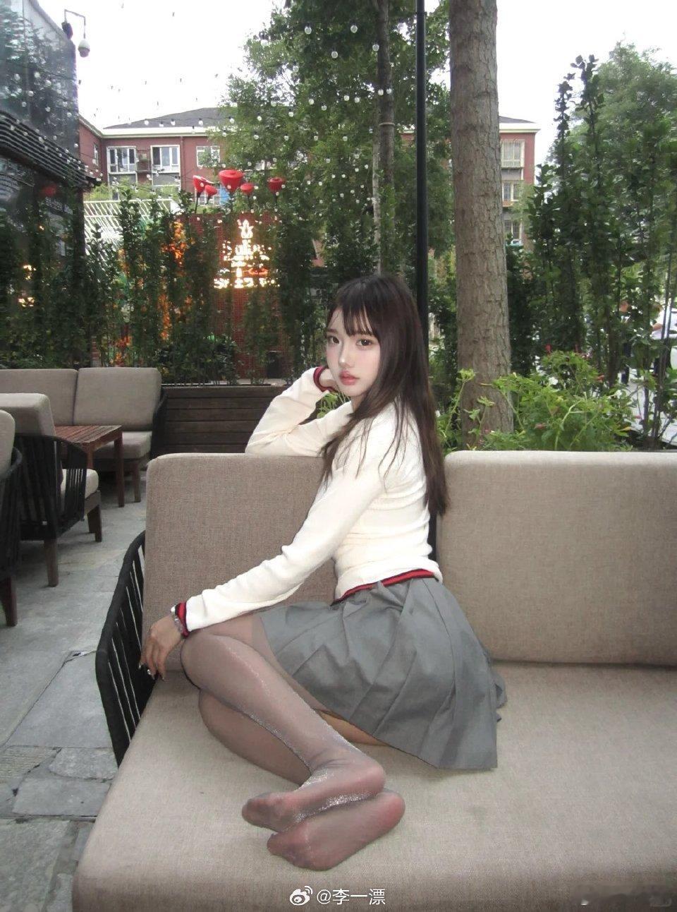 第一次穿灰丝 还真有点不习惯呢  [浪]  