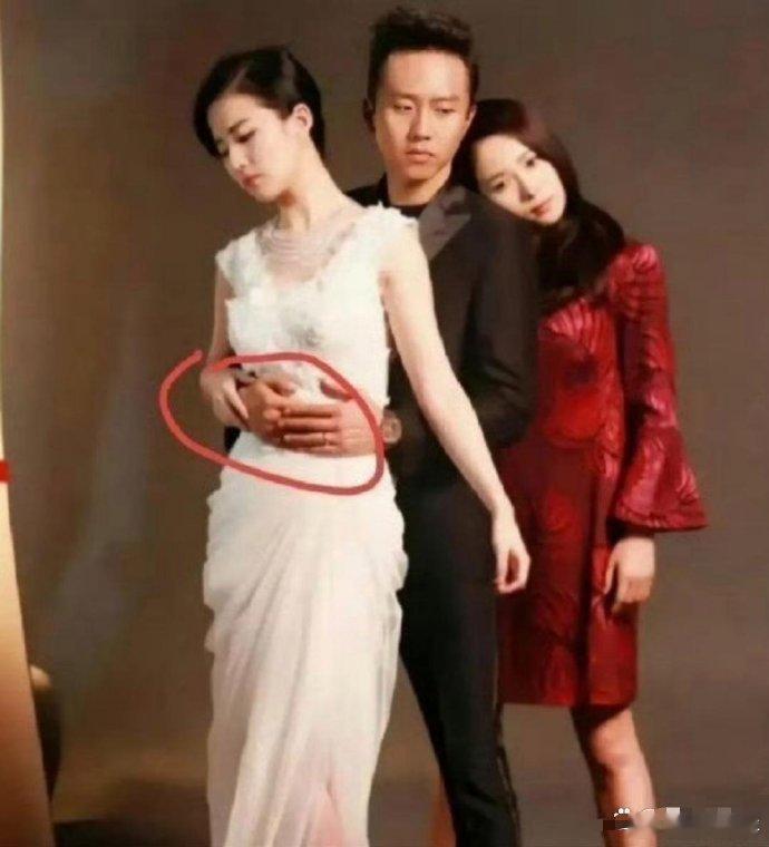 一看就知道是邓超提议这样拍的，这个老顽童。 