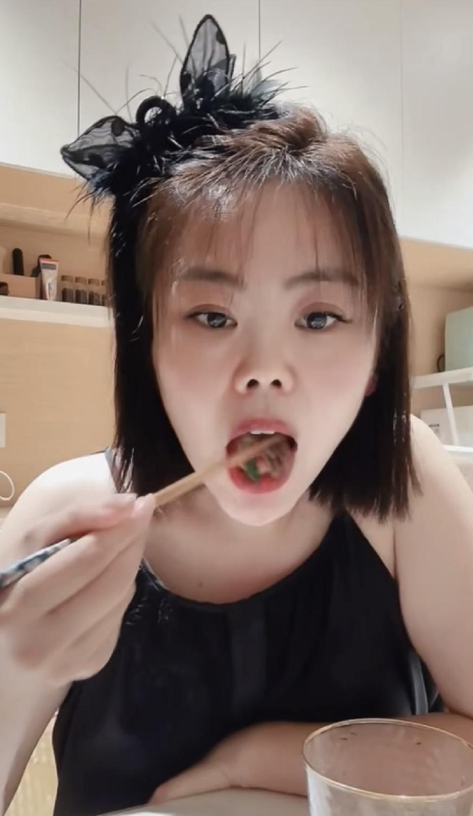 苦茶丹丹香，减肥不到一个月，不减了！
伙伴们，白大褂让我吃饭胖个三四斤，所以我现