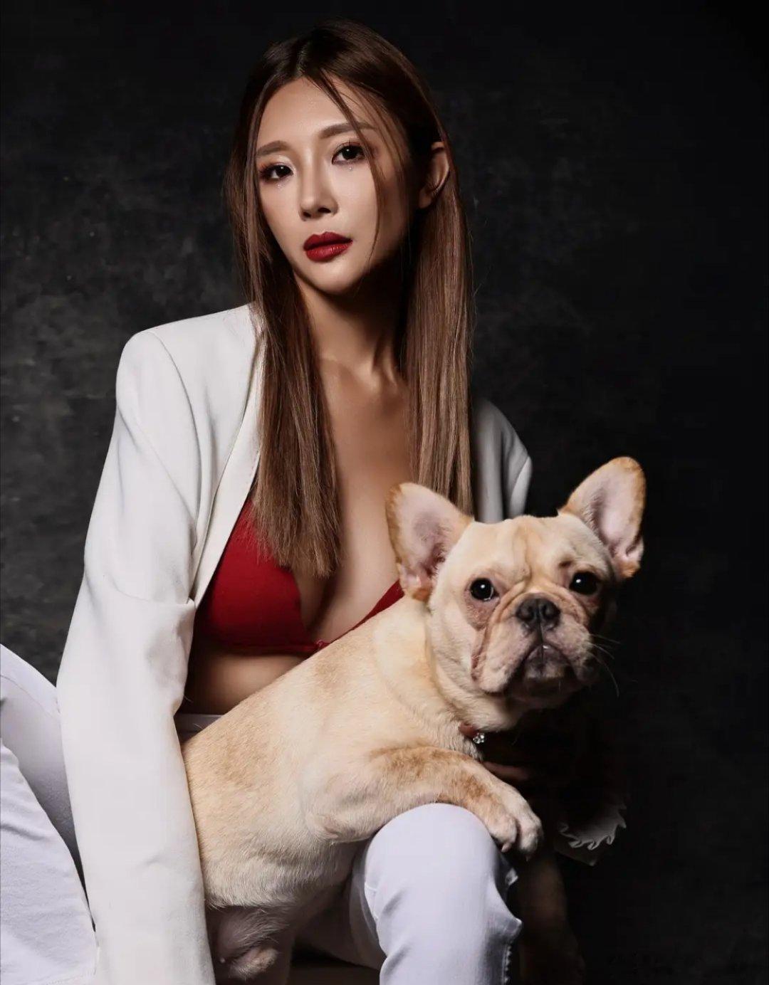 艺人梁允瑜（Chloe）属爱狗之人，早前跟爱犬拍了多辑不同造型的靓照，连日在网上