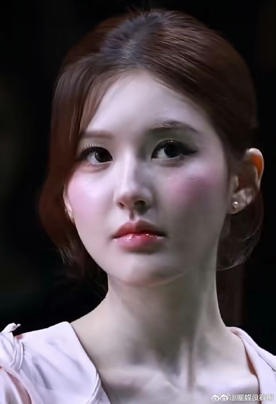 赵露思的怼脸照感觉少点内娱的哑光高级感，太韩了，像网红 