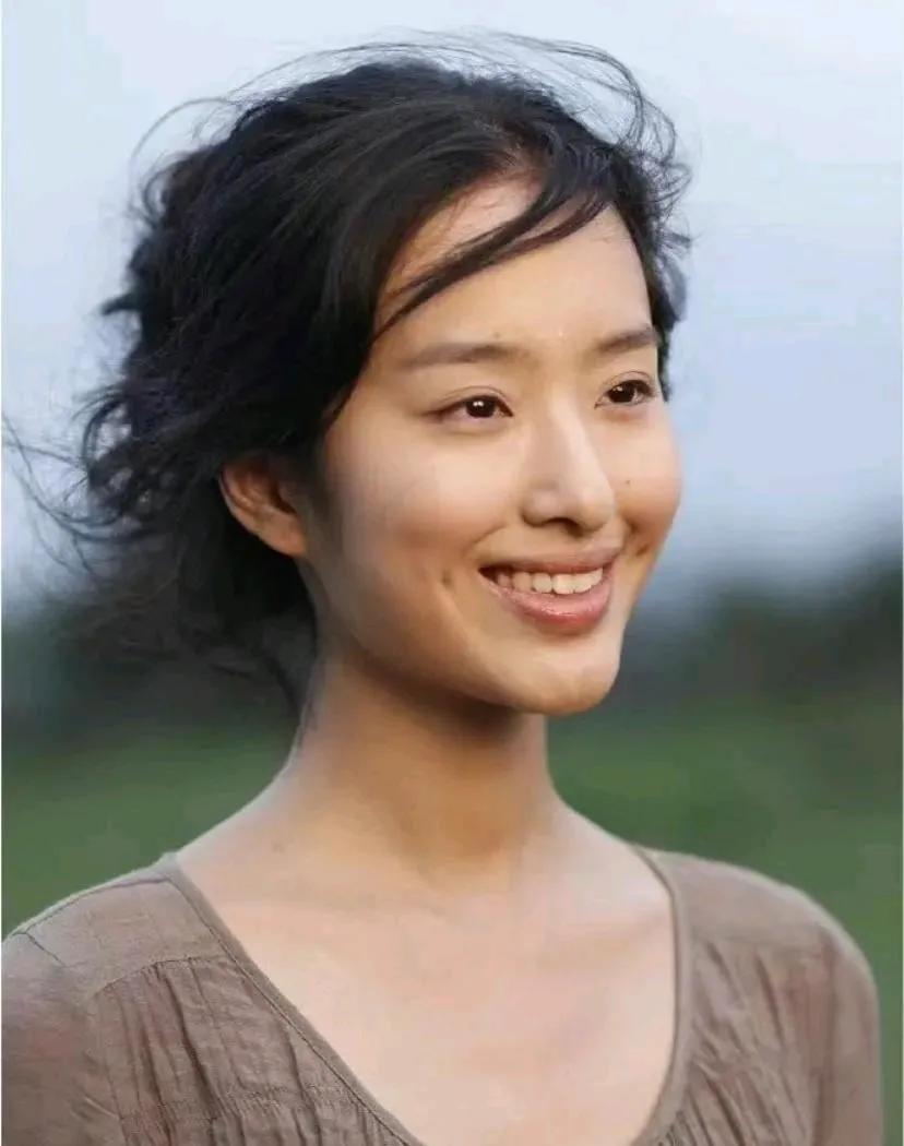 莫名地觉得杨采钰和窦骁长得有点像，这样看来，窦骁要是生个女儿像他那也很美，颜值可