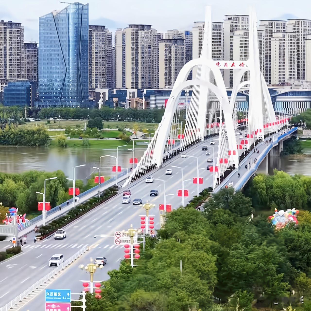 汉中唯一获奖的桥梁，也是汉中新的城区之一。
龙岗大桥可是当年总投资3.9亿建造的